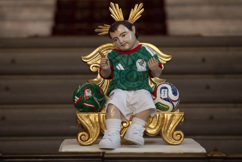 Mexico’s World Cup fans turn to a nearby Baby Jesus for “a little help” El Niño Futbolero