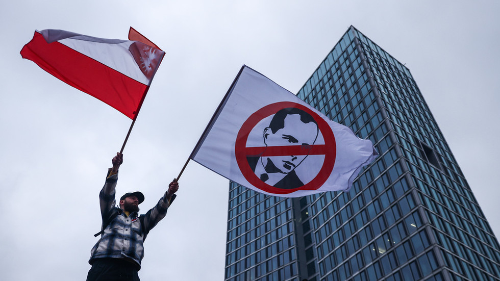 Poland presses Ukraine to drop street name honoring Nazi collaborator — RT World News Poland presses Ukraine to drop street name honoring Nazi collaborator — RT World News