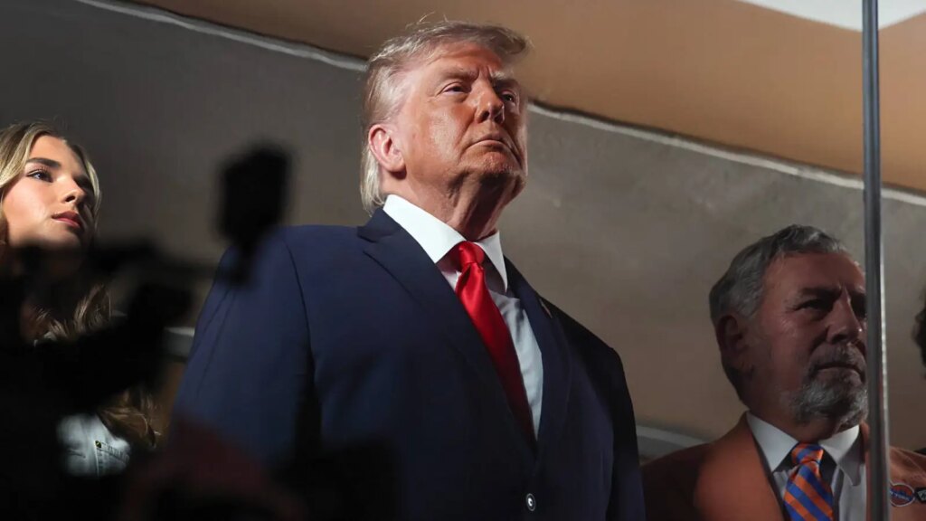Trump Booed Loudly During National Anthem at Knicks Finals Game Trump Booed Loudly During National Anthem at Knicks Finals Game