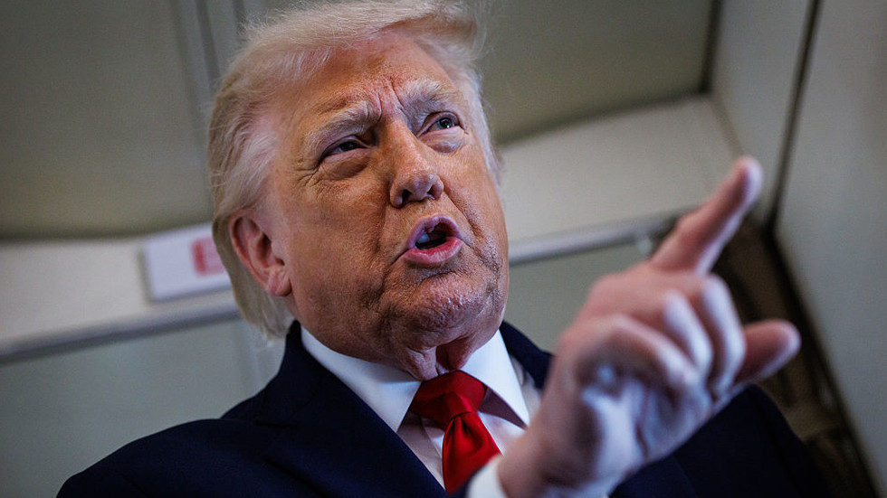 Trump threatens to sue NYT for ‘treason’ over Iran reporting — RT World News Trump threatens to sue NYT for ‘treason’ over Iran reporting — RT World News