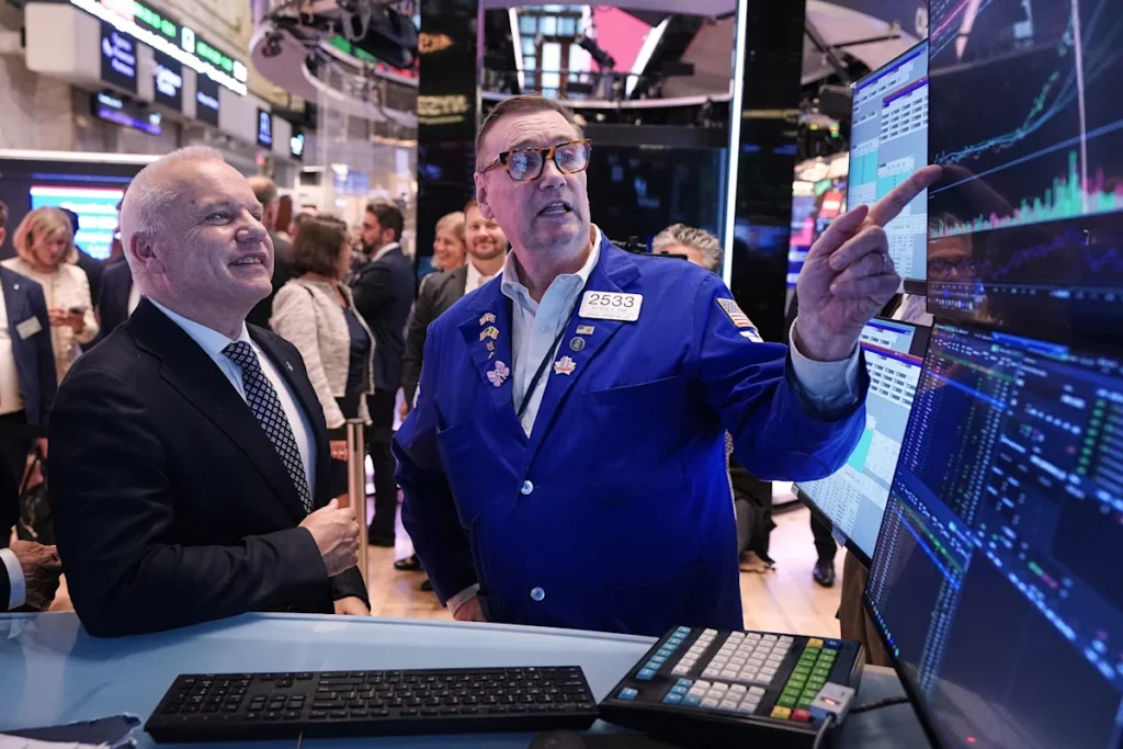 US stocks end mixed, weighed down by more losses for tech giants