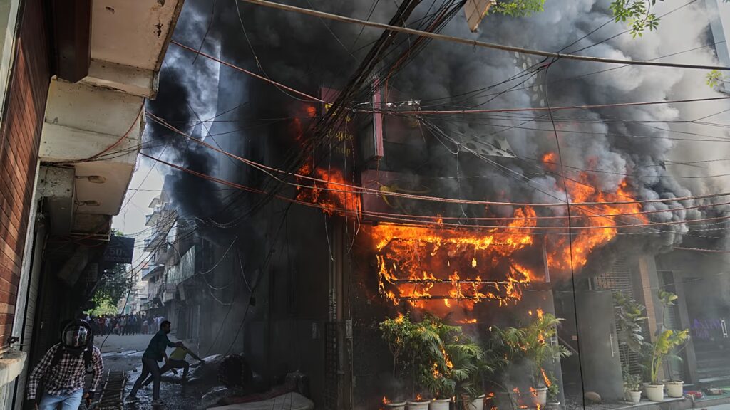 Video. Fire tears through New Delhi building, killing at least 18