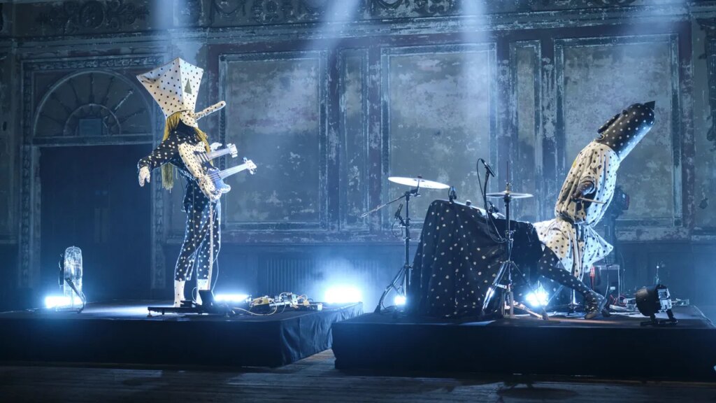 Watch Angine de Poitrine Perform “Fabienk” on Jools Holland