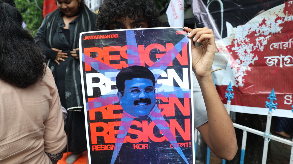 India’s education minister resigns after weeks of protests — RT India India’s education minister resigns after weeks of protests — RT India