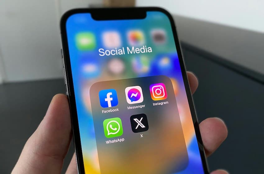 Mexico announces forums to debate social media, AI regulation for minors social media apps on a phone