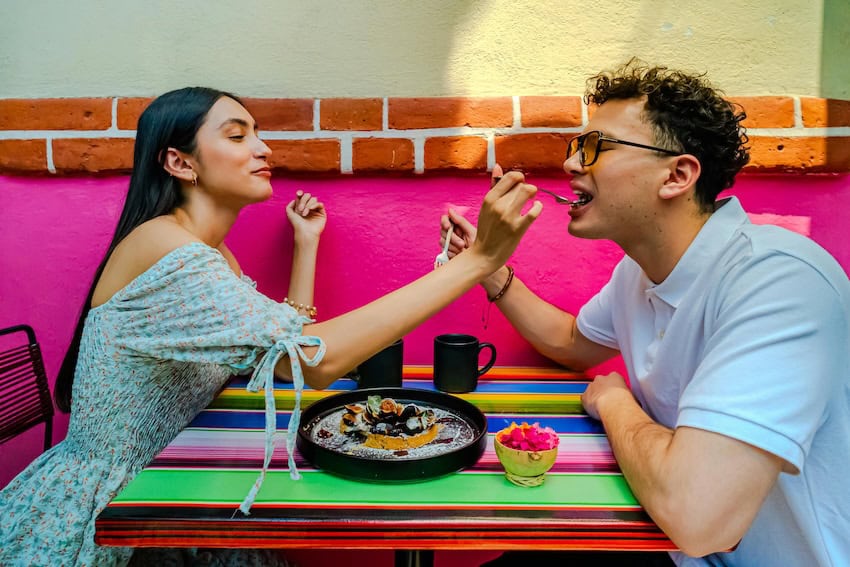 The best ice cream shops in Mexico City to enjoy this summer Couple enjoying ice cream in Mexico City