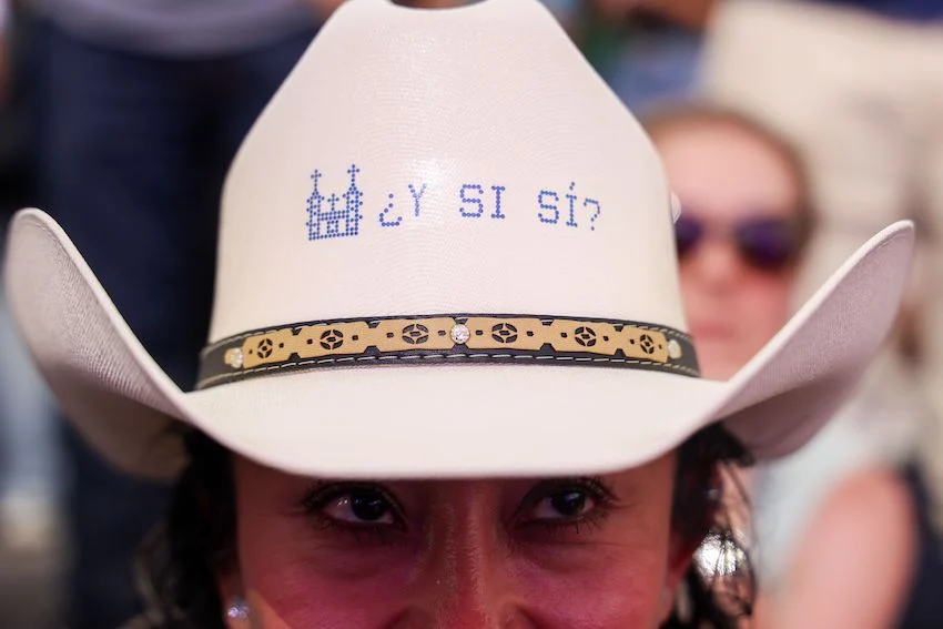 ¿Y si sí? isn’t over. It’s now a rallying cry for Mexico’s most dire causes Girl wearing a ¿Y si sí? sombrero