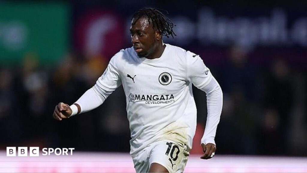 Abdulmalik agrees Boreham Wood exit to beat Jamie Vardy’s record Abdul Abdulmalik dribbling while playing for Boreham Wood