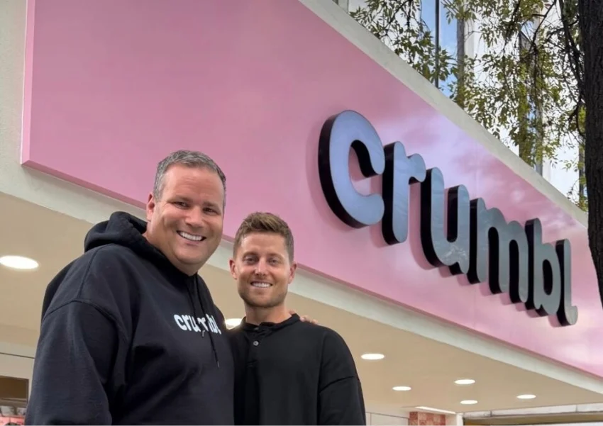 Crumbl Mexico: Viral cookie chain opens first store in CDMX Crumbl co-founders (and cousins) Jason McGowan and Sawyer Hemsley outside a Crumbl bakery