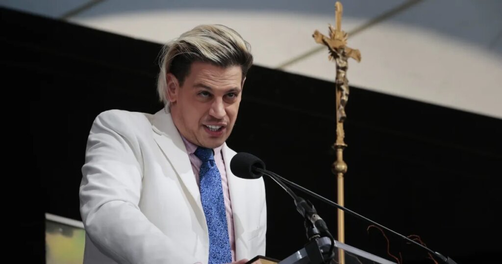 Kanye West Ally Milo Yiannopoulos Detained by ICE Kanye West Ally Milo Yiannopoulos Detained by ICE