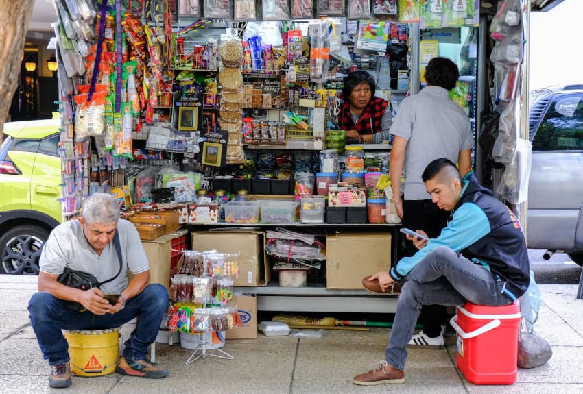Mexico week in review: August 2026 kicks off with avocado ban, fracking news Chilangos stop at a snack stand near Paseo de la Reforma in Mexico City.