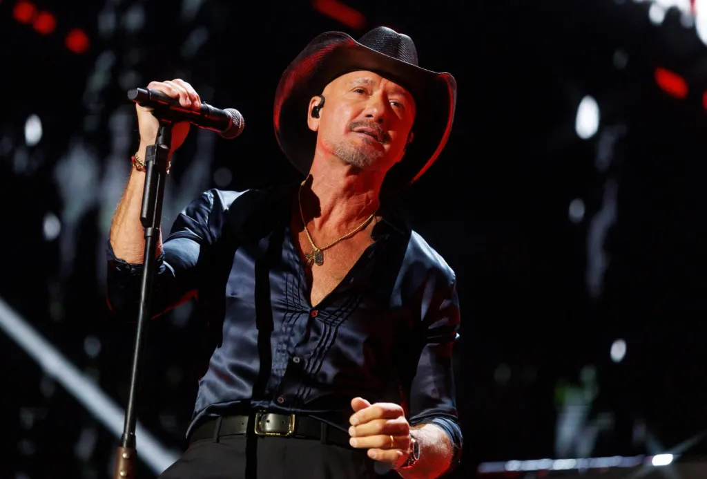 Tim McGraw Falls Onstage at Cincinnati Concert, Jokes About It Tim McGraw Falls Onstage at Cincinnati Concert, Jokes About It