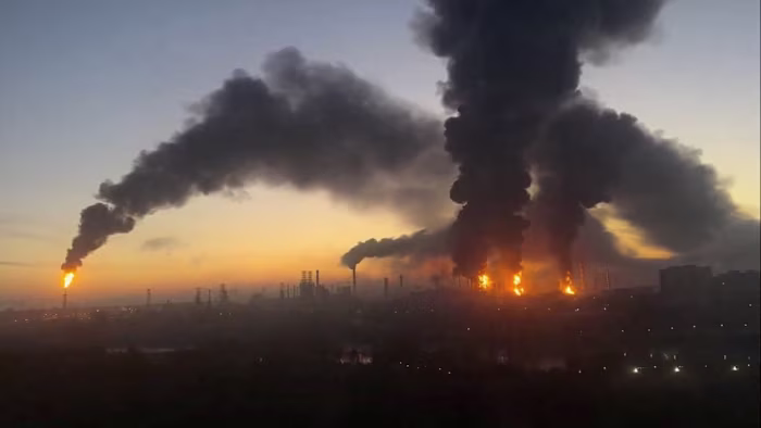 Donald Trump presses Volodymyr Zelenskyy to stop hitting Russian refineries Donald Trump presses Volodymyr Zelenskyy to stop hitting Russian refineries