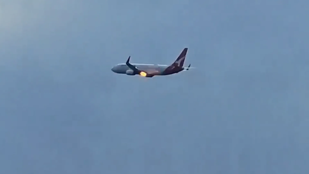 Flames burst from Qantas plane engine after New Zealand takeoff | Aviation News Flames burst from Qantas plane engine after New Zealand takeoff | Aviation News