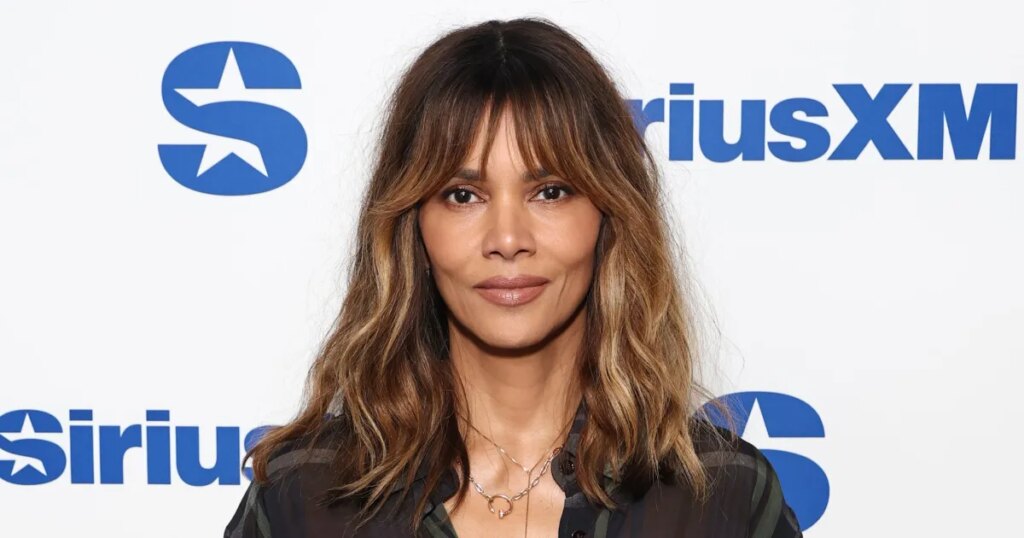 Halle Berry’s Comfy, Cool-Girl Baggy Jeans Style Is on Amazon Halle Berry's Comfy, Cool-Girl Baggy Jeans Style Is on Amazon