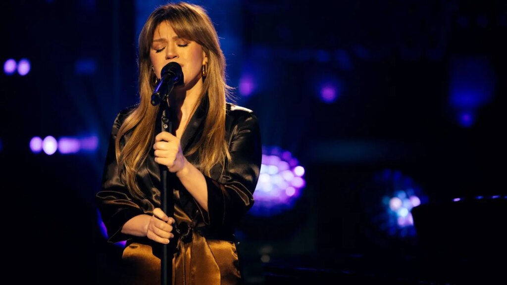 Kelly Clarkson Sings 'Golden' as Her Final ‘Kellyoke’
