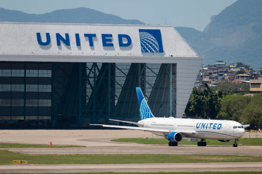 United Airlines 767-400 and Hangar