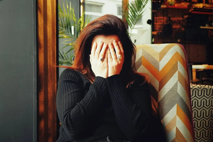 Words that actually mean ‘no’ for Mexicans (and how to spot them) A young woman covers her face in embarrassment