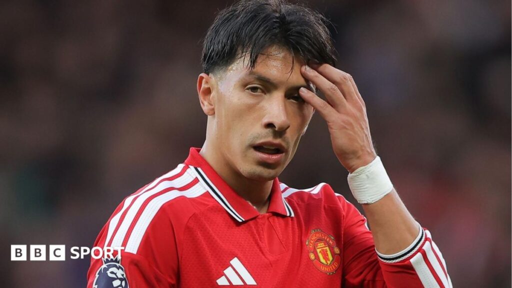 Manchester United’s Lisandro Martinez apologises for outburst and fined Manchester United defender Lisandro Martinez