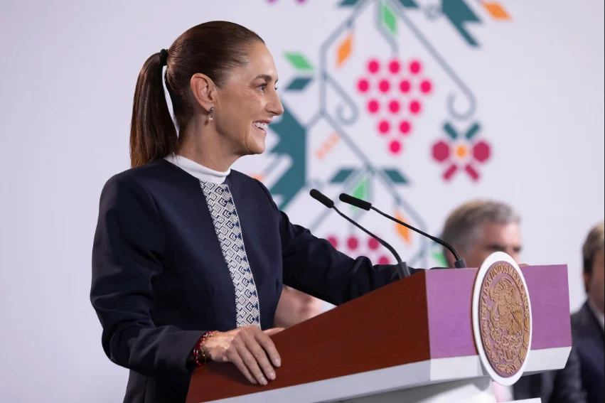 Sheinbaum lauds 8% raise amid IMSS protests: Oct. 22 mañanera President Sheinbaum at the podium of her October 22 mañanera press conference