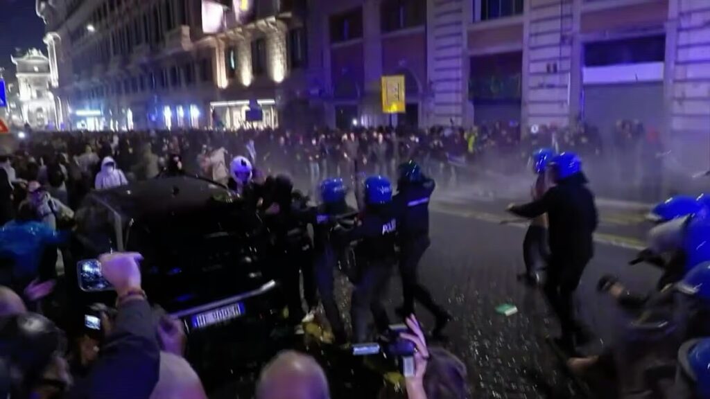 Video. Young protesters clash with police on Rome streets